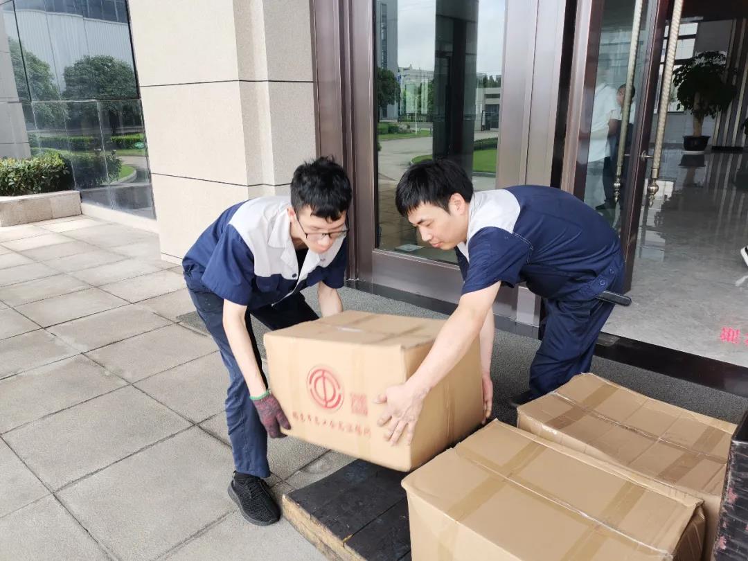 “夏日送清凉”，金沙澳门(中国)唯一官方网站向生产一线员工分发市总工会夏日慰问品